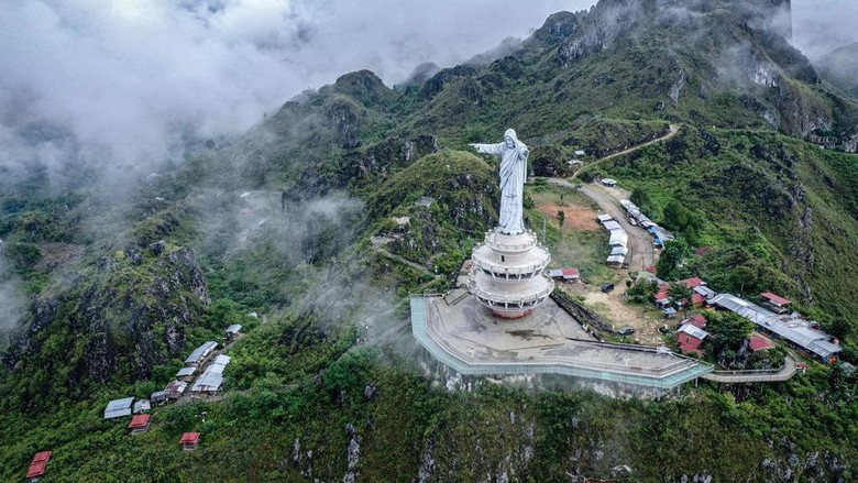 Patung Yesus Buntu Burake Buntu Burake, Tana Toraja, Sulsel memiliki objek wisata religi yang megah. Di lokasi ini terdapat Patung Yesus Buntu Burake, patung Yesus tertinggi di dunia!