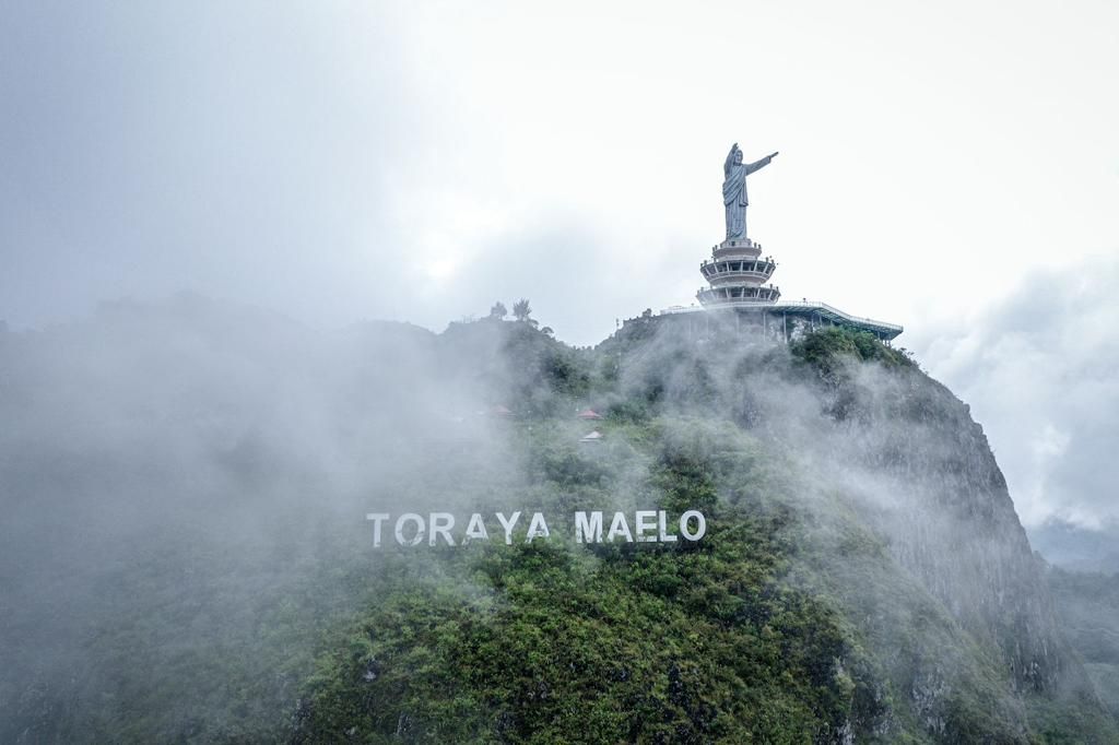 Buntu Burake, Tana Toraja, Sulsel memiliki objek wisata religi yang megah. Di lokasi ini terdapat Patung Yesus Buntu Burake, patung Yesus tertinggi di dunia!