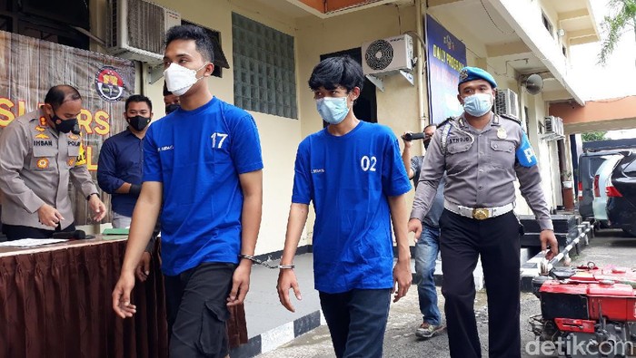 Pemuda ini bacok sepupu sendiri karena ibunya sering disakiti orang tua korban. Kedua pelaku pembacokan IS dan EF saat dihadirkan di Mapolres Bantul, Rabu (24/11/2021).