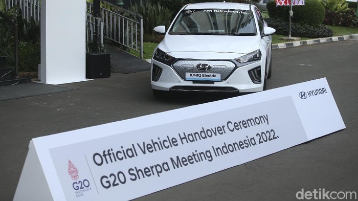 Kementerian Koordinator Bidang Perekonomian melakukan serah terima mobil listrik dari produsen mobil asal Korea Selatan, Hyundai Motors. Nantinya mobil listrik ini digunakan untuk kendaraan pimpinan dan tamu-tamu negara dalam pertemuan KTT G20 di RI.