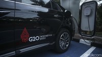 Selain unit mobil listrik, dilihatkan juga charging mobil di depan Gedung Kemenko Bidang Perekonomian.