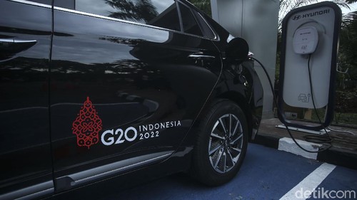Kementerian Koordinator Bidang Perekonomian melakukan serah terima mobil listrik dari produsen mobil asal Korea Selatan, Hyundai Motors. Nantinya mobil listrik ini digunakan untuk kendaraan pimpinan dan tamu-tamu negara dalam pertemuan KTT G20 di RI.