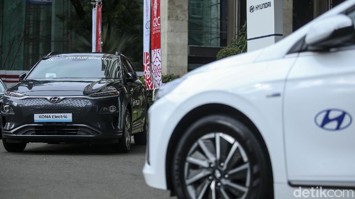 Kementerian Koordinator Bidang Perekonomian melakukan serah terima mobil listrik dari produsen mobil asal Korea Selatan, Hyundai Motors. Nantinya mobil listrik ini digunakan untuk kendaraan pimpinan dan tamu-tamu negara dalam pertemuan KTT G20 di RI.
