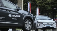 Kementerian Koordinator Bidang Perekonomian melakukan serah terima mobil listrik dari produsen mobil asal Korea Selatan, Hyundai Motors.  