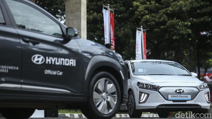 Penampakan Mobil Listrik yang Bakal Dipakai Tamu KTT G20 Bali Kementerian Koordinator Bidang Perekonomian melakukan serah terima mobil listrik dari produsen mobil asal Korea Selatan, Hyundai Motors. Nantinya mobil listrik ini digunakan untuk kendaraan pimpinan dan tamu-tamu negara dalam pertemuan KTT G20 di RI.
