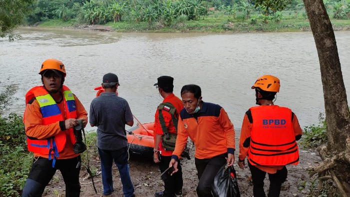 Pencarian korban diduga hanyut terbawa arus Sungai Cisanggarung.