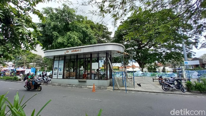 Perbaikan halte Trans Jogja Malioboro 3 yang rusak diterjang angin, Rabu (24/11/2021). Halte ini rusak diterjang angin pada Minggu (21/11) lalu.