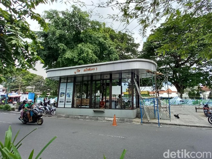 Perbaikan halte Trans Jogja Malioboro 3 yang rusak diterjang angin, Rabu (24/11/2021). Halte ini rusak diterjang angin pada Minggu (21/11) lalu.