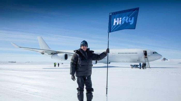 Pesawat Airbus A340 Hi Fly di Antartika