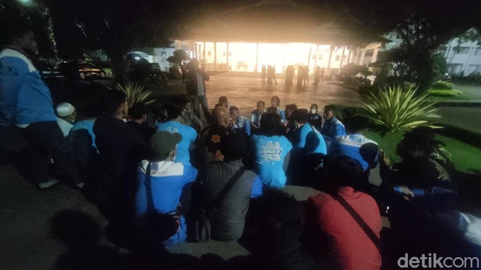 Puluhan buruh yang tergabung dalam Serikat Pekerja Nasional datangi Pendopo Cianjur tuntut UMK 2022 naik jadi Rp 3 juta.
