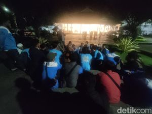 Tuntut UMK Naik Jadi Rp 3 Juta, Buruh Geruduk Pendopo Cianjur Malam-malam