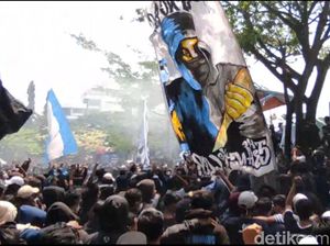 Suporter Demo, Nasib Pelatih Persela Lamongan di Ujung Tanduk