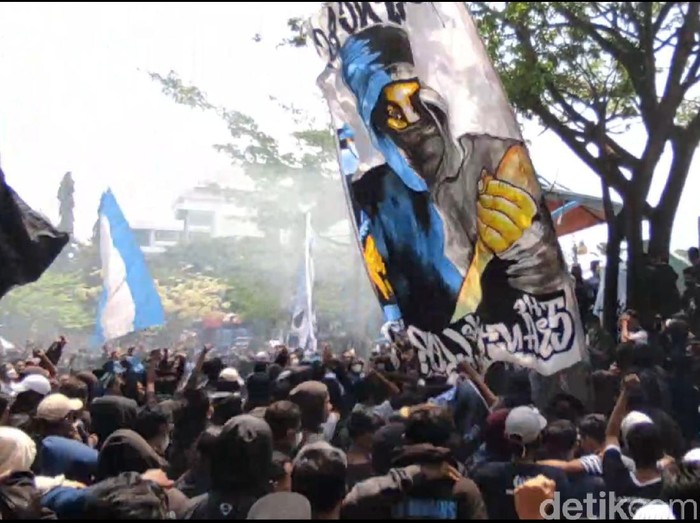 Ratusan suporter Persela Lamongan menggelar demo. Sebab, klub berjuluk Laskar Joko Tingkir itu dinilai tampil tak memuaskan di Liga 1.