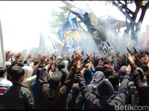 Ratusan Suporter Persela Demo Minta Pelatih Laskar Joko Tingkir Out