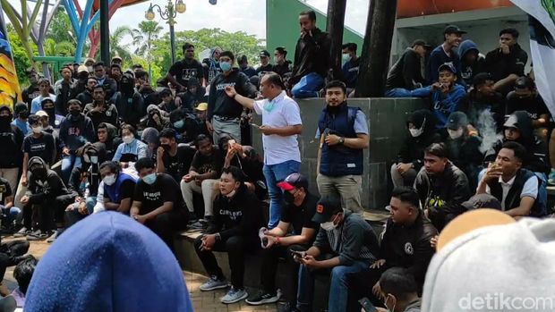 Ratusan suporter Persela Lamongan menggelar demo. Sebab, klub berjuluk Laskar Joko Tingkir itu dinilai tampil tak memuaskan di Liga 1.