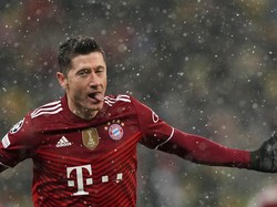 Robert Lewandowski, yang juga menyabet Pemain Terbaik FIFA dua kali secara beruntun kembali masuk dalam tim. Foto: (AP/Efrem Lukatsky)