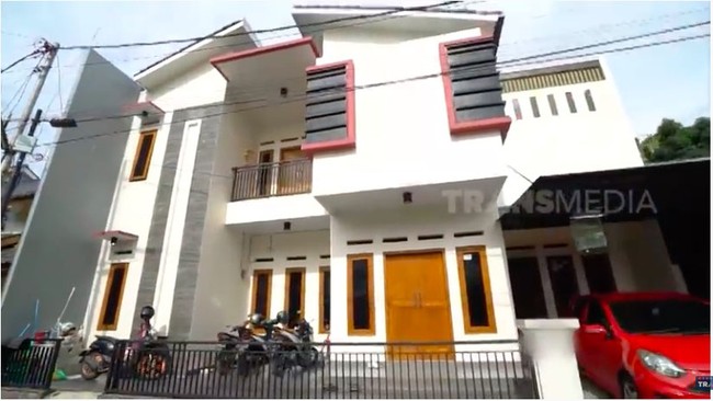 Inilah tampak depan rumah Marshel. Kabarnya, harga rumah tersebut mencapai Rp 1,3 miliar. (Foto: YouTube/Trans7 Official)