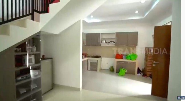 Rumah Marshel berdiri di atas tanah seluas 120 meter persegi dengan luas bangunan 164 meter persegi. Karena masih baru, rumah tersebut masih terlihat kosong. Nuansa minimalis mendominasi rumahnya. (Foto: YouTube/Trans7 Official)