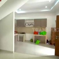 Rumah Marshel berdiri di atas tanah seluas 120 meter persegi dengan luas bangunan 164 meter persegi. Karena masih baru, rumah tersebut masih terlihat kosong. Nuansa minimalis mendominasi rumahnya. (Foto: YouTube/Trans7 Official)