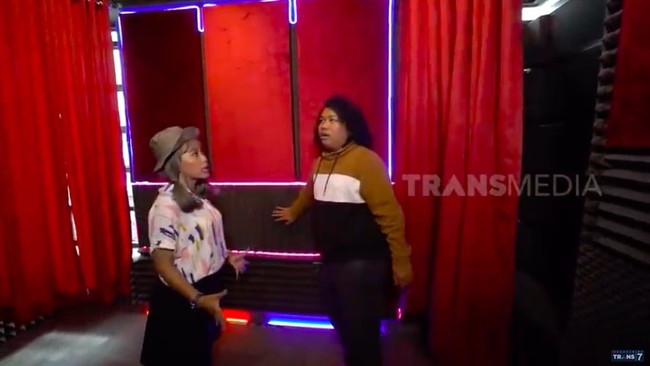 Terdapat sebuah ruangan yang didedikasikan Marshel sebagai ruangan untuk podcast. Ia masih membangun ruangan tersebut secara bertahap.  (Foto: YouTube/Trans7 Official)