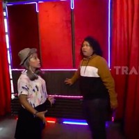 Terdapat sebuah ruangan yang didedikasikan Marshel sebagai ruangan untuk podcast. Ia masih membangun ruangan tersebut secara bertahap.  (Foto: YouTube/Trans7 Official)