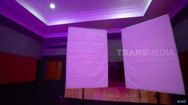 Untuk membuat ruang podcast dengan peralatan lengkap ini, Marshel menghabiskan Rp 65 juta. (Foto: YouTube/Trans7 Official)