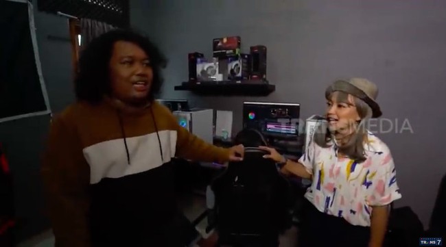 Untuk ruangan editor dan perlengkapannya, Marshel rela menggelontorkan Rp 375 juta. (Foto: YouTube/Trans7 Official)