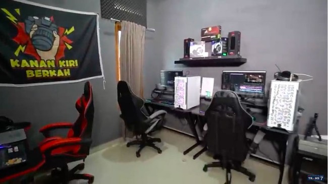 Dari dulu gua pengin punya wadah buat orang-orang yang susah seperti gua dulu. Seperti kasih jembatan buat mereka untuk membahagiakan keluarga mereka, kata Marshel. Jadilah sebuah ruang editor bagi anak-anak muda berkesusahan yang diberdayakan Marshel. (Foto: YouTube/Trans7 Official)