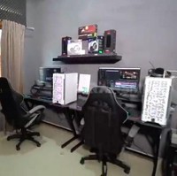 Dari dulu gua pengin punya wadah buat orang-orang yang susah seperti gua dulu. Seperti kasih jembatan buat mereka untuk membahagiakan keluarga mereka, kata Marshel. Jadilah sebuah ruang editor bagi anak-anak muda berkesusahan yang diberdayakan Marshel. (Foto: YouTube/Trans7 Official)