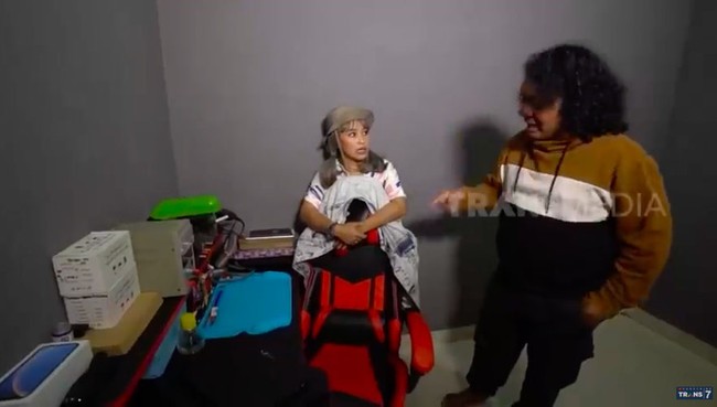 Marshel juga menjadikan sebuah ruangan sebagai area servis gadget. Anak-anak bisa pakai buat cari pemasukan tambahan, kata Marshel yang dulu pernah menjadi penonton bayaran itu. (Foto: YouTube/Trans7 Official)
