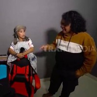Marshel juga menjadikan sebuah ruangan sebagai area servis gadget. Anak-anak bisa pakai buat cari pemasukan tambahan, kata Marshel yang dulu pernah menjadi penonton bayaran itu. (Foto: YouTube/Trans7 Official)