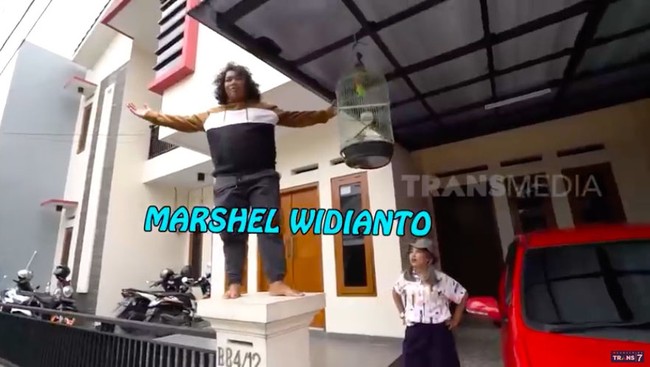 Dikenal sebagai host acara Sobat Misqueen, komedian Marshel Widianto biasa menyambangi rumah para crazy rich. Namun, kini giliran rumahnya yang digrebek. (Foto: YouTube/Trans7 Official)