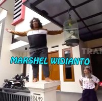 Dikenal sebagai host acara Sobat Misqueen, komedian Marshel Widianto biasa menyambangi rumah para crazy rich. Namun, kini giliran rumahnya yang digrebek. (Foto: YouTube/Trans7 Official)