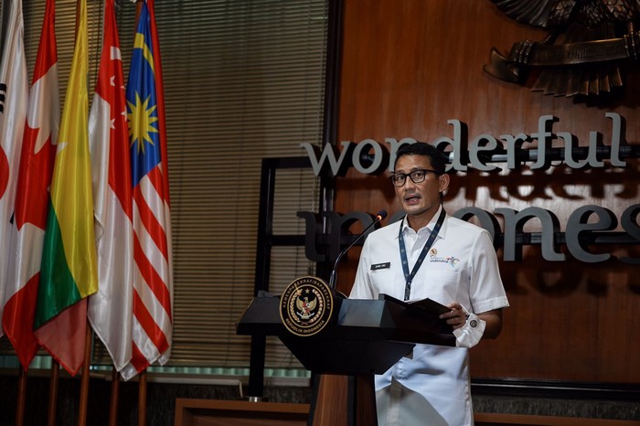 Sandiaga Uno memberikan penjelasan pers, Senin (22/10/2021).