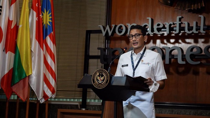 Sandiaga Uno memberikan penjelasan pers, Senin (22/10/2021).