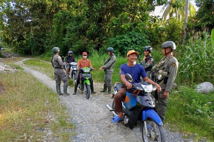 Satgas Madago Raya menggelar razia di jalur menuju Pegunungan Dusun V Parimo untuk mengantisipasi simpatisan DPO teroris Poso yang memberikan bantuan logistik. (ANTARA/HO/Humas Polda Sulteng)