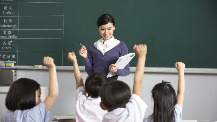 Sejarah Hari Guru Nasional, Diperingati Tiap Tanggal 25 November ilustrasi guru dan murid di kelas