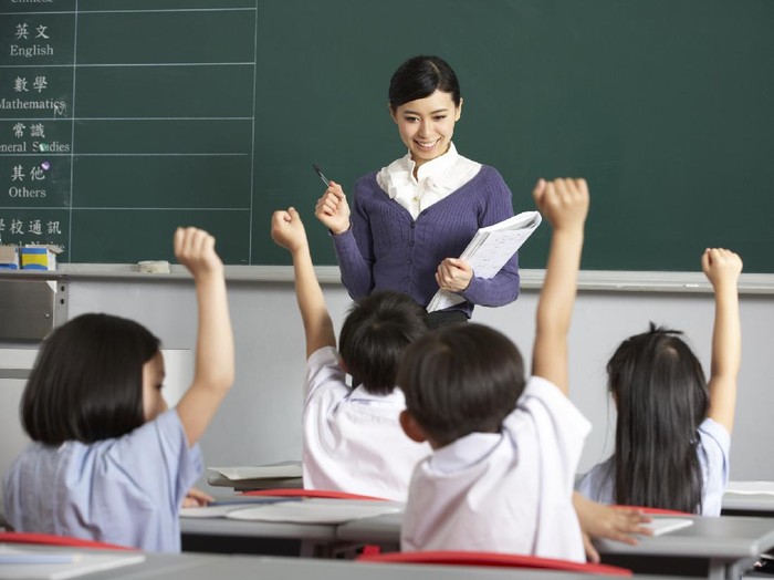 Sejarah Hari Guru Nasional, Diperingati Tiap Tanggal 25 November ilustrasi guru dan murid di kelas