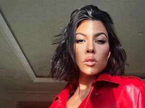 Setelah Cardi B Jajan Sempol, Giliran Kourtney Kardashian Makan Pisang Goreng