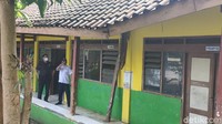 Kedua ruangan yang rusak parah ini dikunci dari luar karena pihak sekolah khawatir ruangan ini sewaktu-waktu ambruk.