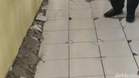 Lantai kelas juga banyak mengalami kerusakan. Keramik lantai pecah-pecah dan sebagian terlihat amblas ke bawah. Di keenam ruangan kelas tersebut, hampir seluruh kusen pintu dan jendela dalam kondisi berlubang akibat lapuk.