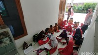 Akibat ditutupnya dua ruangan kelas, pihak sekolah terpaksa memindahkan para siswanya untuk belajar di lokasi darurat. Musala setempat dipilih sebagai lokasi pembelajaran tatap muka (PTM) bagi siswa kelas 2 dan 4.