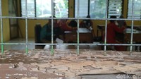 Kondisi ini, lanjutnya, diperparah dengan saluran drainase yang buruk. Sekolahnya kerap tergenang ketika turun hujan sehingga para siswa harus bekerja bakti membersihakan ruangan kelas.