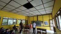 Pantauan detikcom, pukul 09.00 WIB tadi, terdapat dua ruangan mengalami kerusakan paling parah. Pada kedua ruangan ini, tampak sebagian usuknya patah. Bagian atap kelas ini pun tampak sudah melengkung.