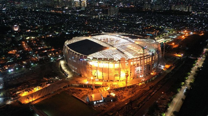 Foto udara pembangunan Jakarta International Stadium (JIS) di Tanjung Priok, Jakarta, Selasa (23/11/2021). Progres pembangunan stadion berkapasitas 82.000 penonton yang digarap oleh PT Jakarta Propertindo itu telah mencapai 84,66 persen per 18 November 2021. ANTARA FOTO/Hafidz Mubarak A/rwa.