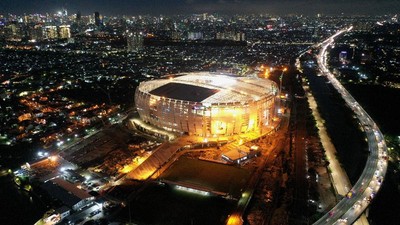 Stadion JIS Menyala di Tengah Gemerlap Kota