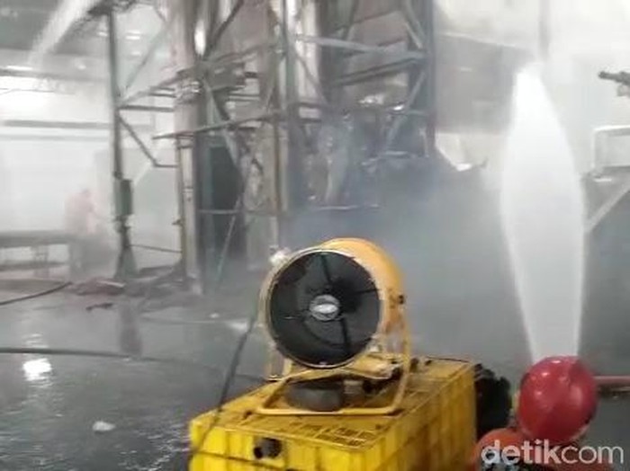 Suasana di dalam ruang oven pabrik PT Dua Kelinci Pati yang terbakar, Rabu (24/11/2021) sore,.
