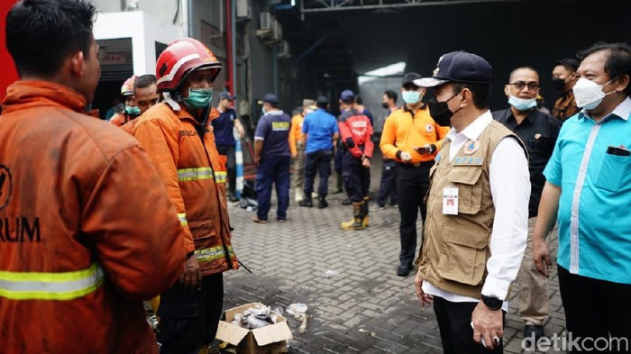 Suasana pabrik PT Dua Kelinci yang terbakar di Pati, Jawa Tengah, Rabu (24/11/2021).