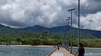 Begitu turun dari kapal, pengunjung harus berjalan sekitar beberapa ratus meter.