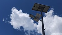 Sepanjang jalan dari dermaga terlihat lampu-lampu penerangan yang sumber tenaganya dari panel surya.
